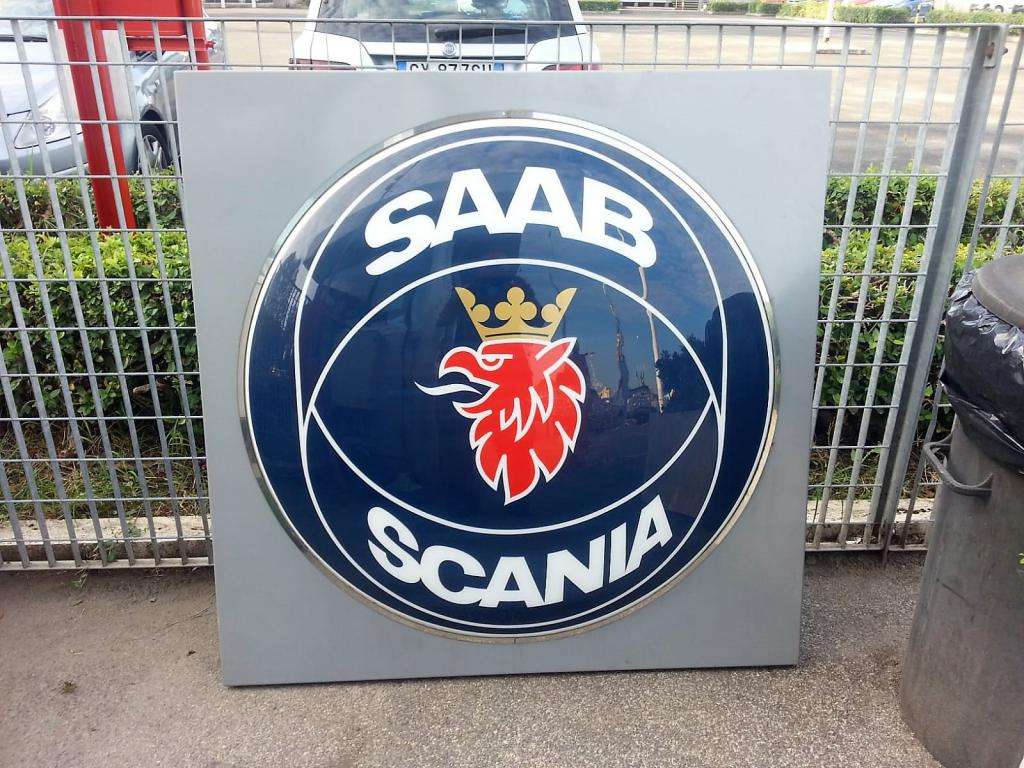 Insegna Saab Scania molto grande. 